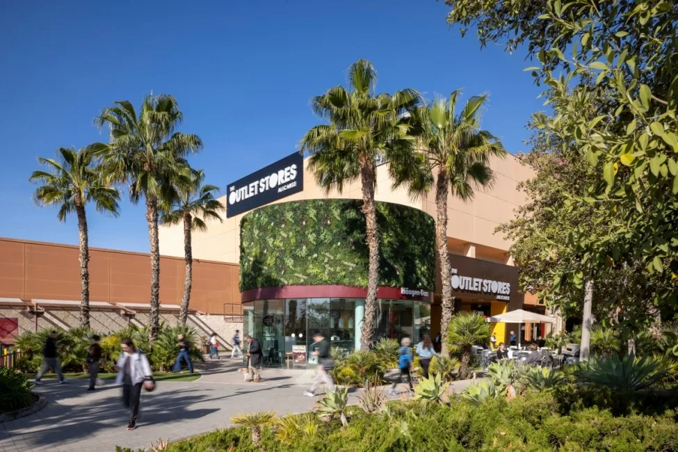 VIA Outlets impulsa una renovación en Alicante Fashion Outlet con marcas premium y enfoque familiar