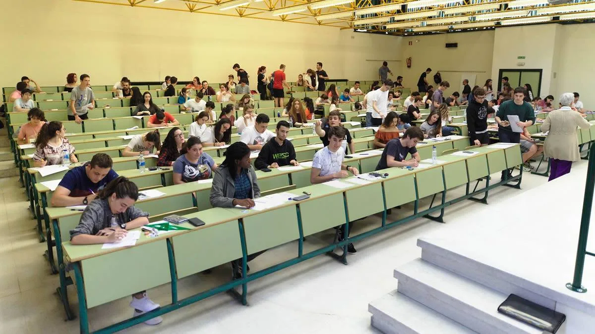 Vox propone un examen único nacional para acceder a la universidad en España